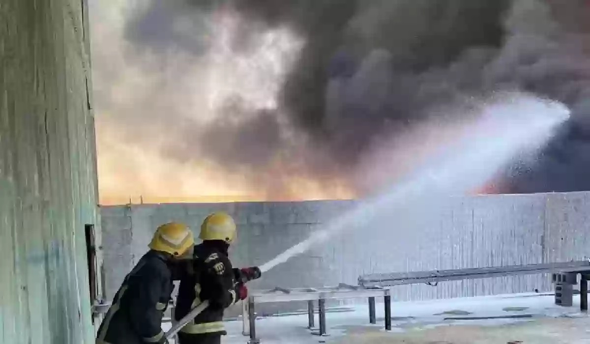 حريق بمخلفات صناعية في الجبيل .. والدفاع المدني يباشر.